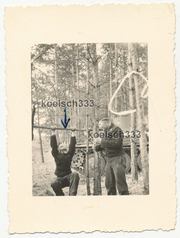 Foto Panzermänner vor Panzer 38(t) mit Kennung der 20 Panzer Div