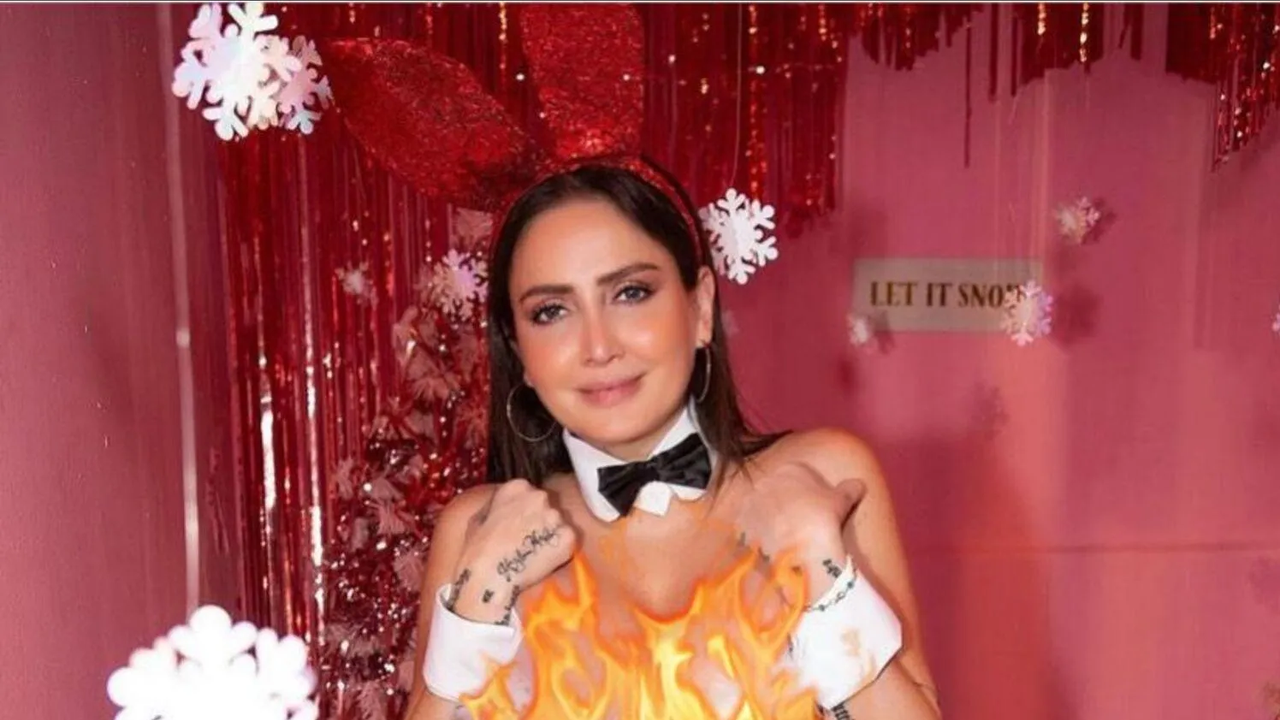 Con fotos navideñas Celia Lora presenta a su atractiva amiga