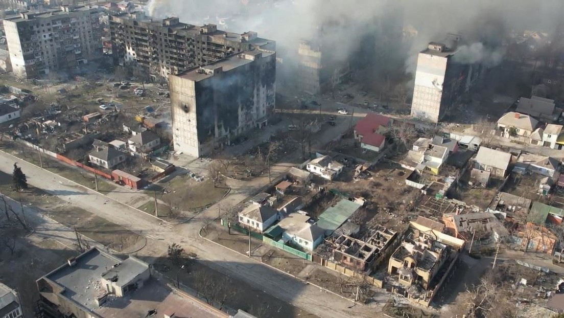 Hallan 200 cadáveres entre escombros de un edificio en Ucrania