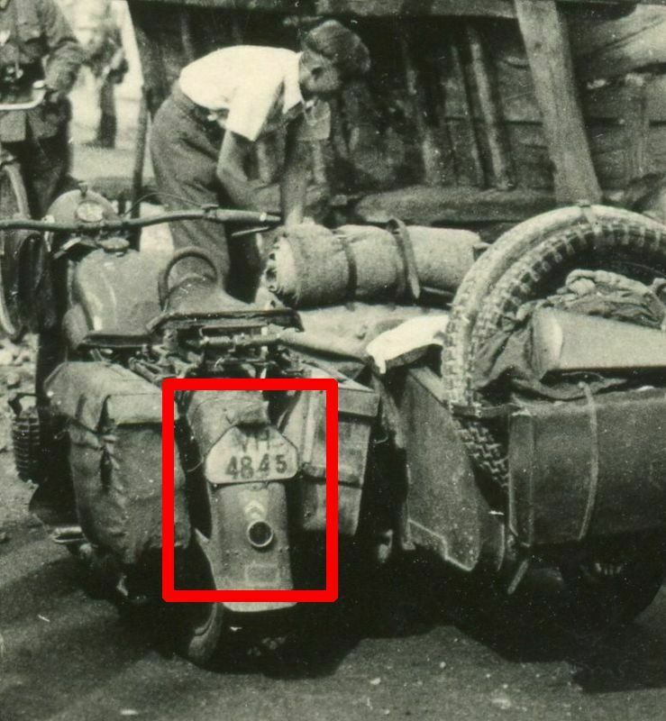 Foto. Soldaten der 6. Inf.-Div.(58. Inf.Regt.).Motorrad, Einheitsemblem