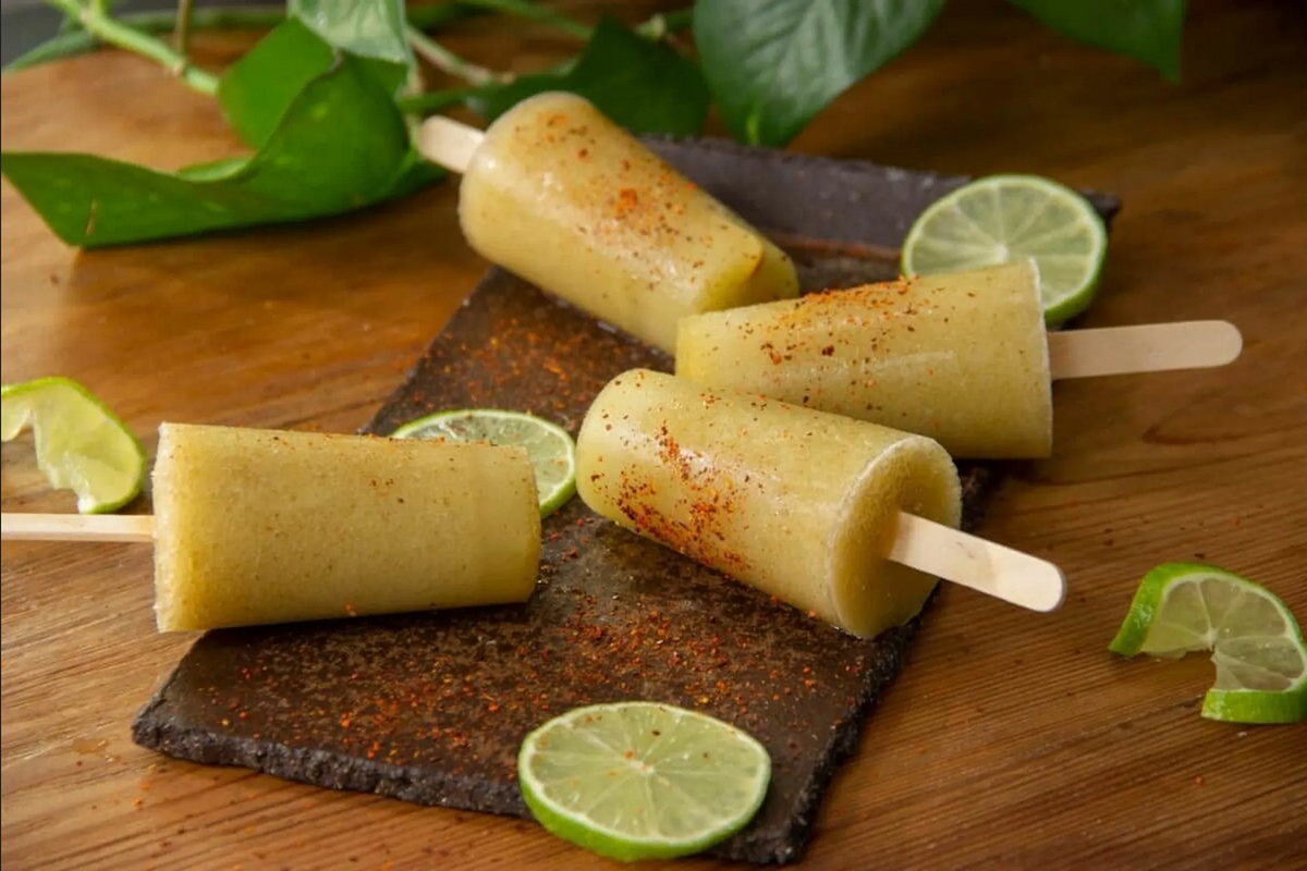 ¿Mucho calor? Haz estas deliciosas paletas heladas de limón con chamoy
