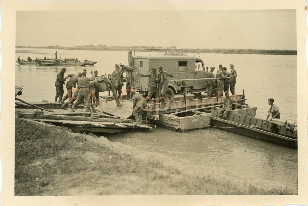 Russland Kämpfe LKW Camion Truck Vormarsch Foto