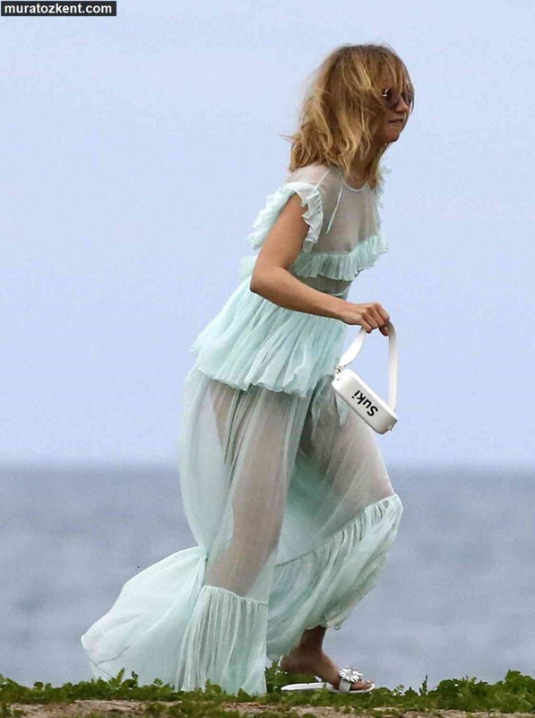 Suki-Waterhouse-boobs-oops-056-764x1024