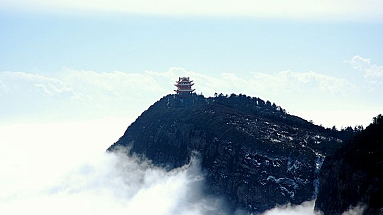 3. Gunung Emei – Puncak Spiritual dan Keindahan Alam