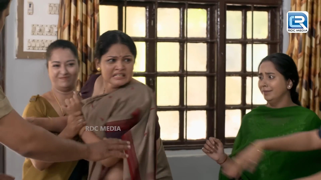 Anuya bagath saree scenes from crime alert.mp4_snapshot_00.29.294