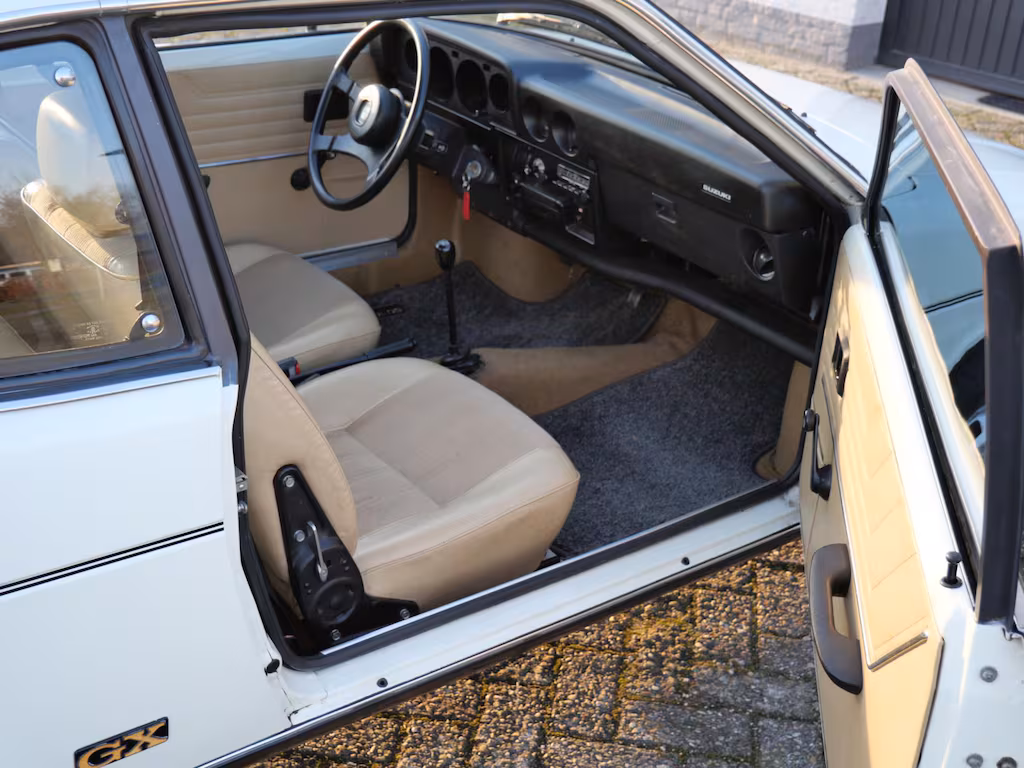 suzuki-sc100GXwit-interieur.avif