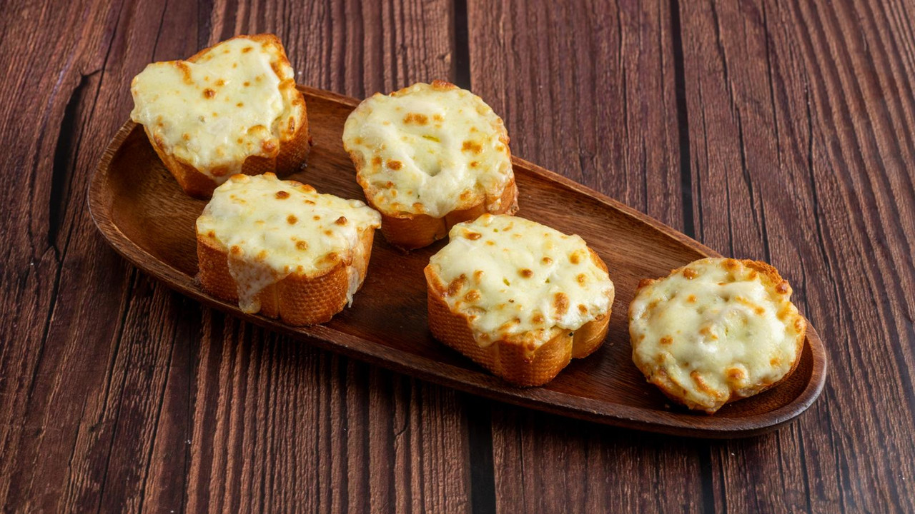 CHEESY GARLIC BREAD