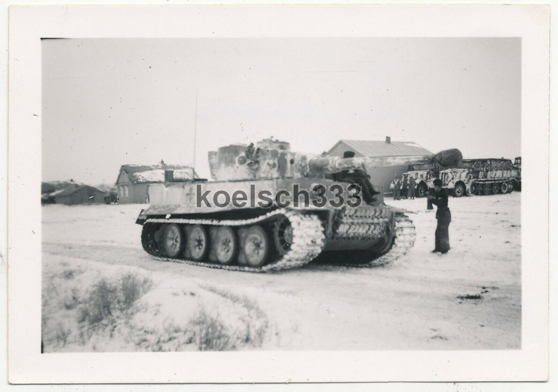 Foto Tiger Panzer VI Nr. 200 () vor Halbketten mit Schneetarnung in Russland