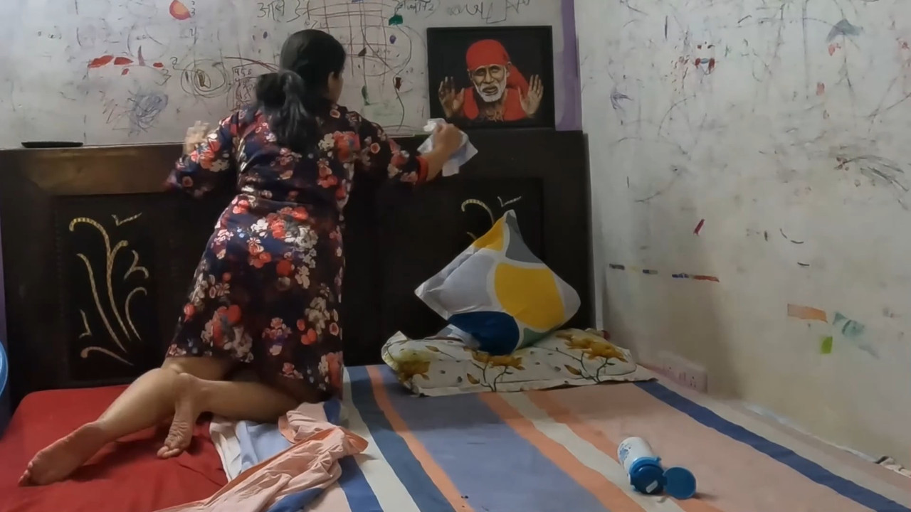 Fleshy Punjabi lady sexy thighs and panty show in dailywear.mp4_snapshot_00.18.561