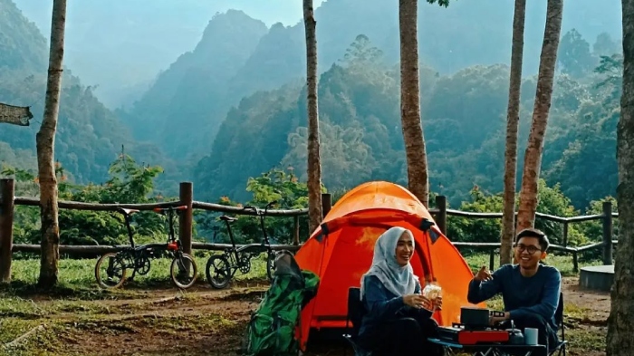 Wisatawan berkemah di Nawang Jagad, tempat wisata alam di Jogja.