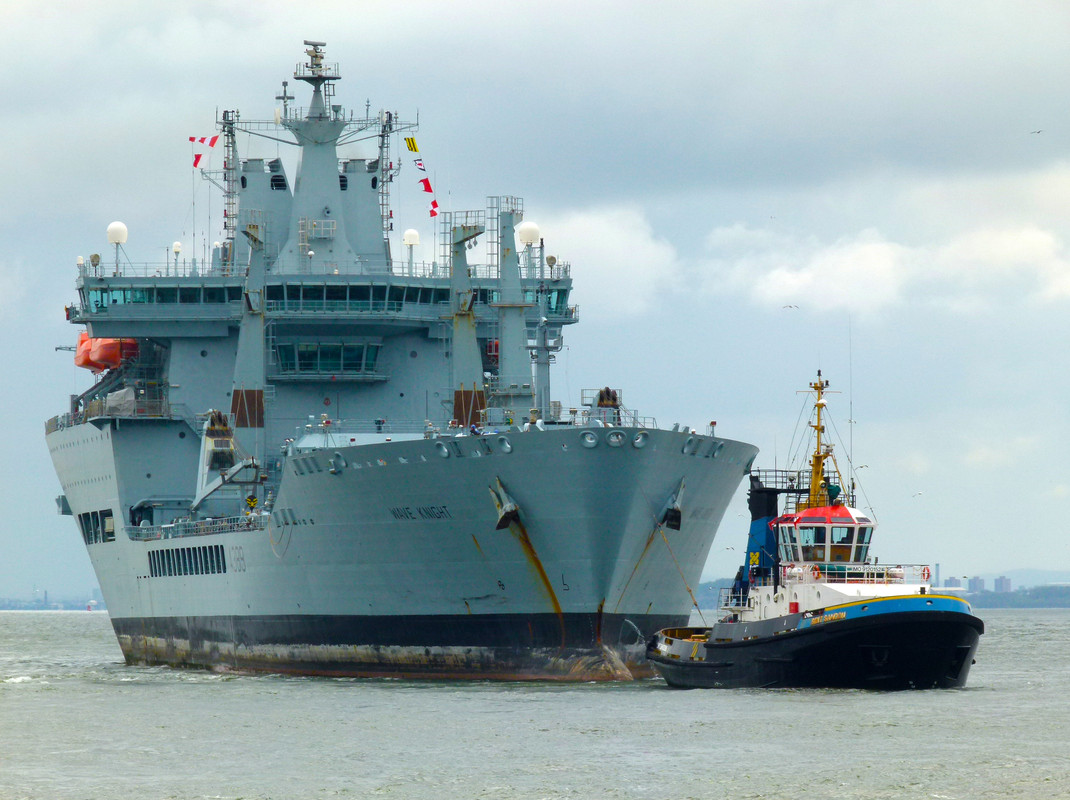 RFA Wave Knight (A.389) в реке Мерсей