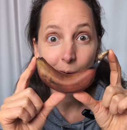 Rote Banane mit brauner Schale