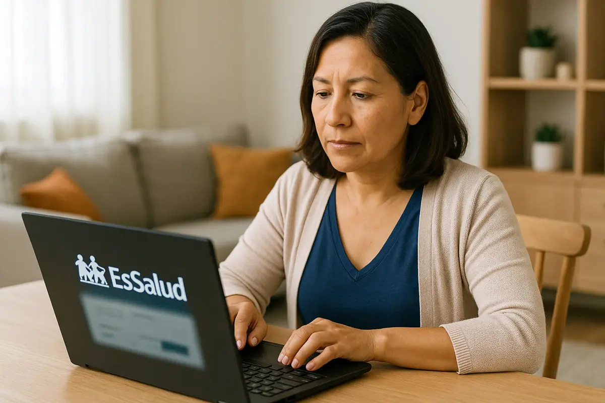 Mujer peruana usando EsSalud en laptop desde casa