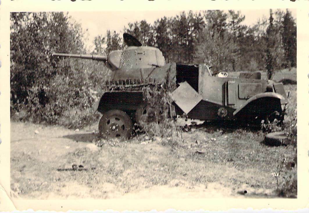 russischer Panzerspähwagen abgeschossen am Wegesrand in Wal