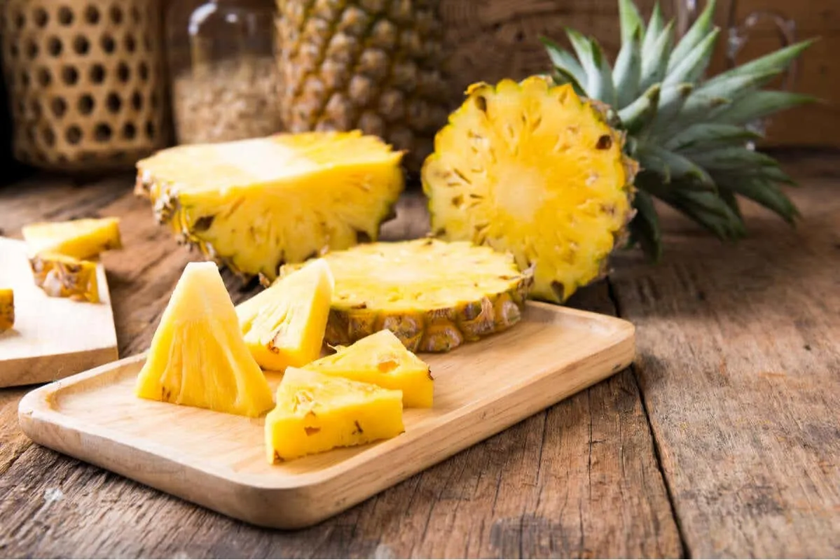 ¿Cuáles son los beneficios y riesgos de comer piña para el estómago?