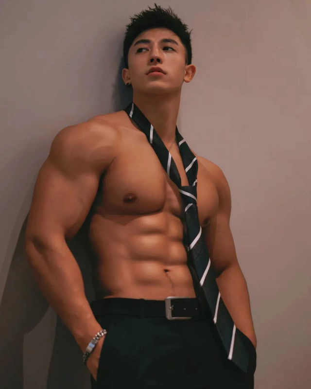 Photo by Chinese hunks 全球華男 on November 18, 2023. May be an image of 1 person, biceps, body building