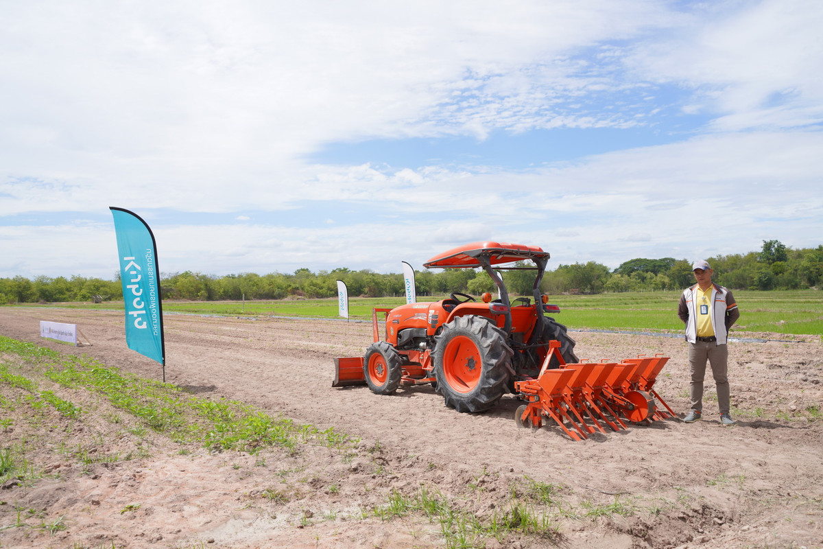 แทรกเตอร์พร้อมอุปกรณ์ต่อพ่วง เครื่องหยอดถั่วเหลือง_resize