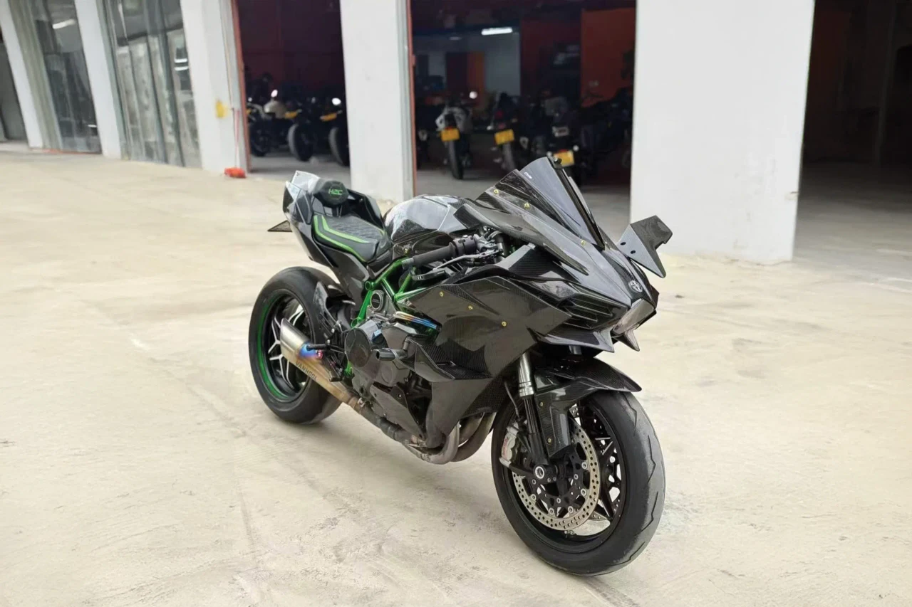 Kawasaki Ninja H2 tyre fitment context