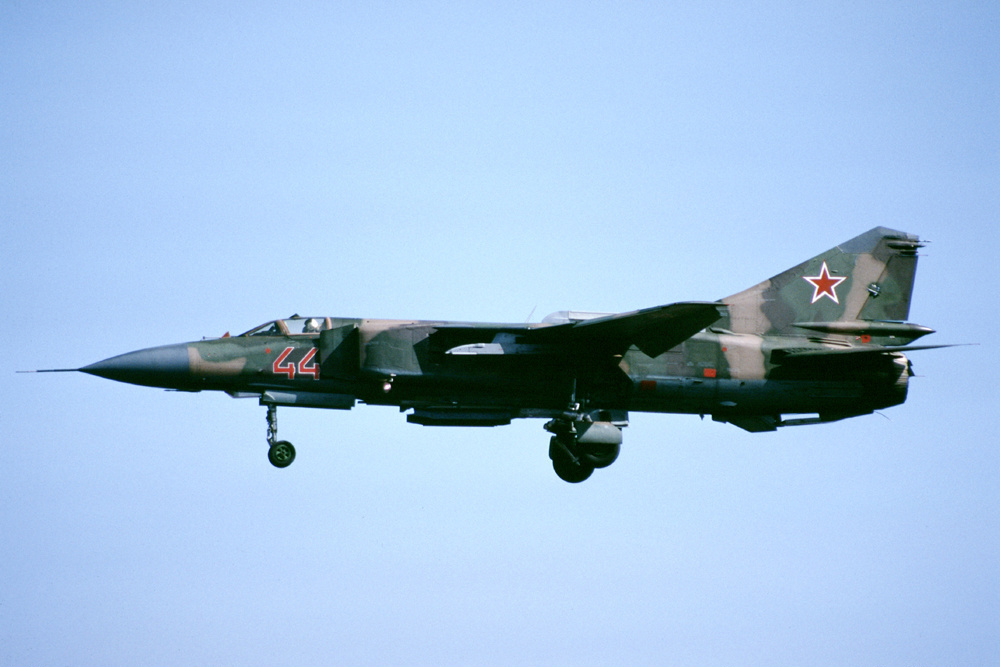 833 IAP Mig-23MLD 44 Red_0390319361_21.04.92