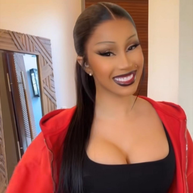 Cardi B تلفت الأنظار بإطلالة مثيرة  Iamcardib-1719342391432