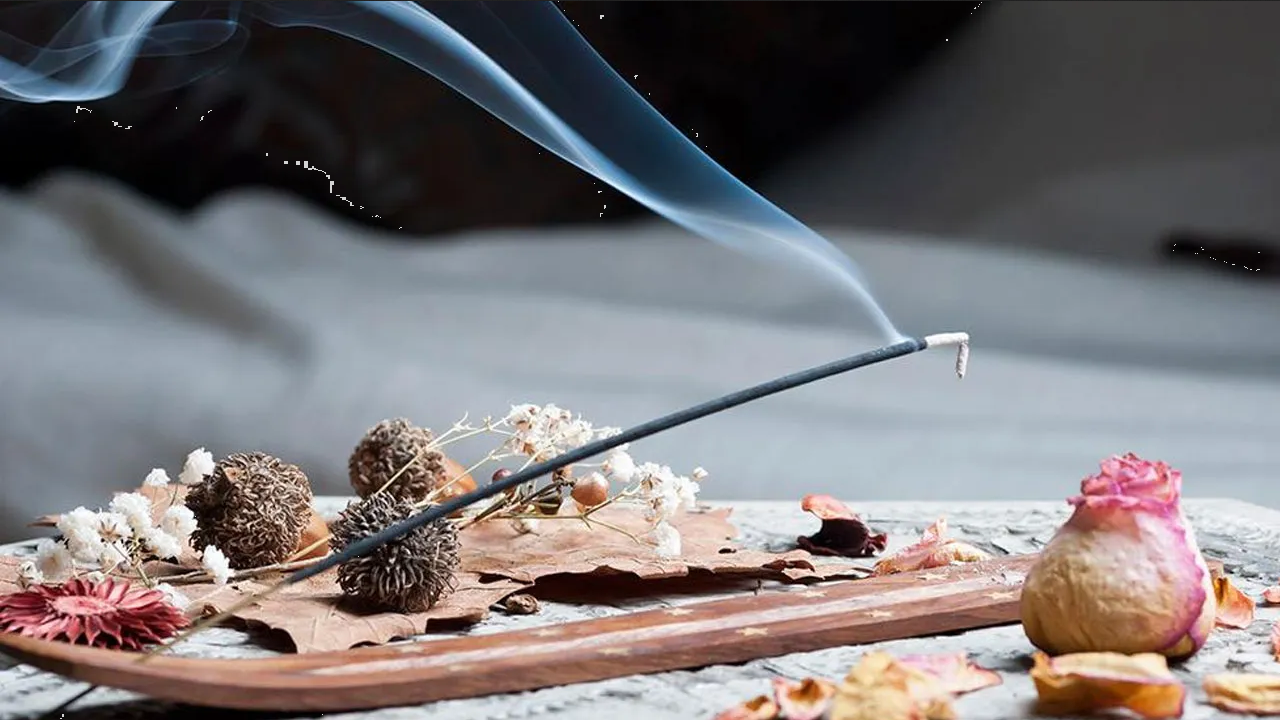 ¿El humo del sahumerio hace espiral? Esto es lo que significa