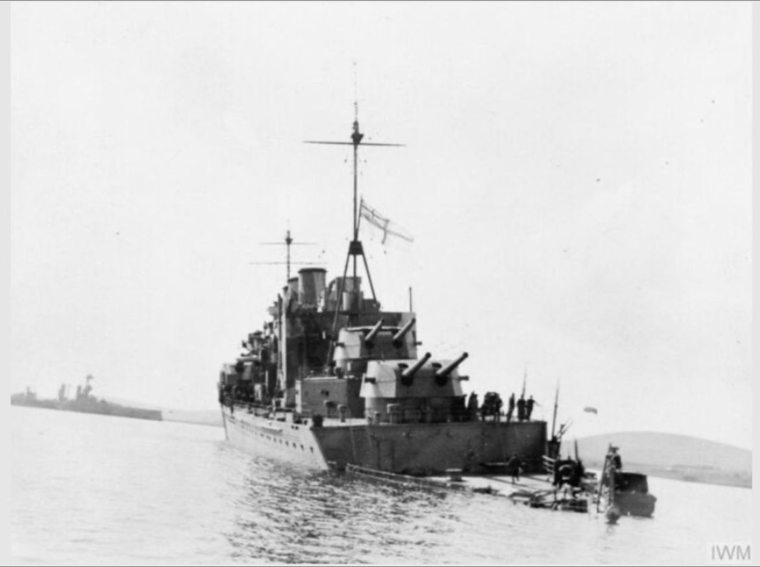 HMS-Suffolk-en-Scapa-Flow-el-18-abr-1940.jpg