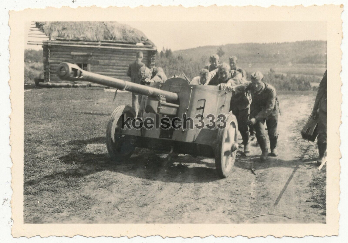 Foto Panzerjäger der Wehrmacht schieben ein 7,5cm PaK Geschütz im Osten ... !