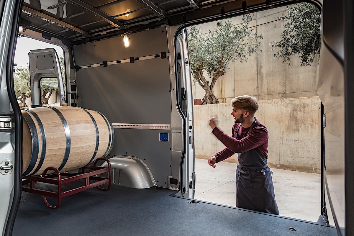 Mercedes-Benz Sprinter gets 20,000 orders from Amazon (47)