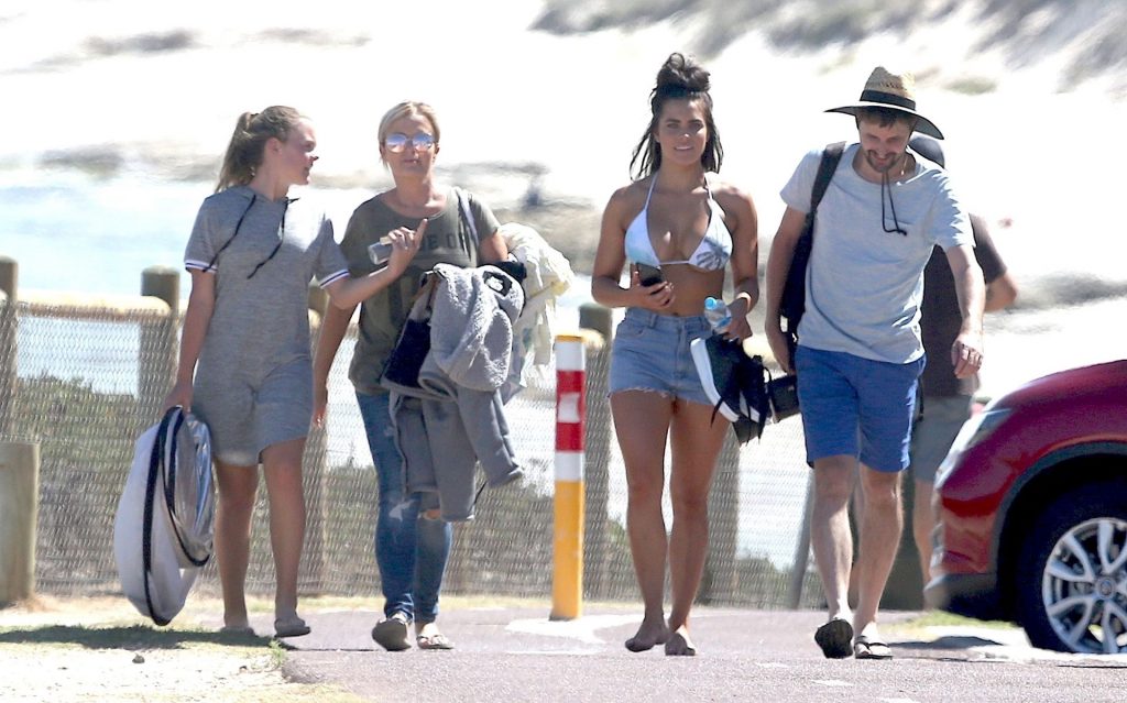 Holly-Young-Upskirt-STARS-com-35