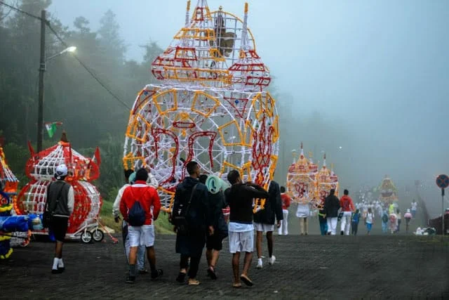 Pilgrims and devotees at Ganga Talao