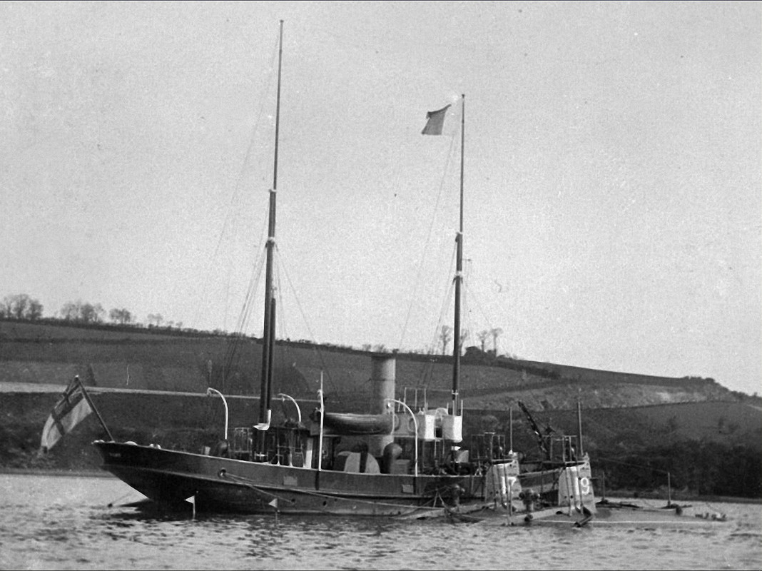 HMS A.9 и A.7 у борта тендера