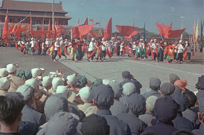 Провозглашение Китайской Народной Республики 1 октября 1949 г. Провозглашение Китайской Народной Республики 1 октября 1949 г. снимке, Владиславович, Владислав, Микоша, серой, куртке, СНИМКОВ, МНОГОМНОГО, КАТОМ, фотокинооператор, советский, случаю, октября, Тяньаньмэ́нь, площади, провозглашение, Китайской, автор, республики, Народной