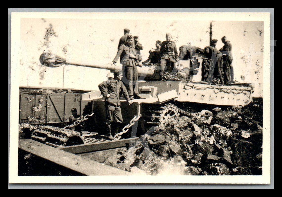 Foto WK2 Panzer VI Tiger 1 (Ausführung Henschel) wird verladen