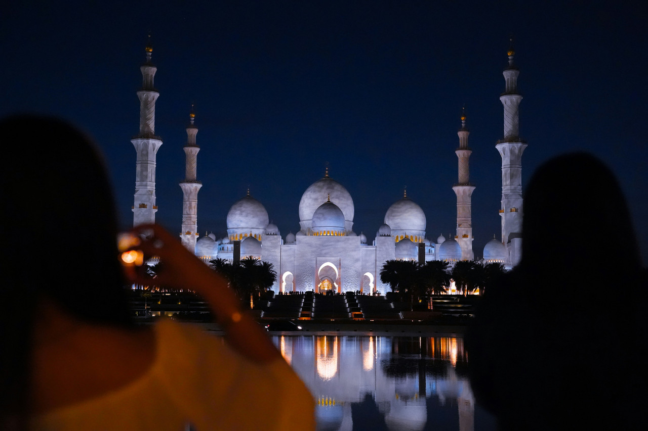 Enjoy a magical night view of Sheikh Zayed Grand Mosque during your exclusive private tour