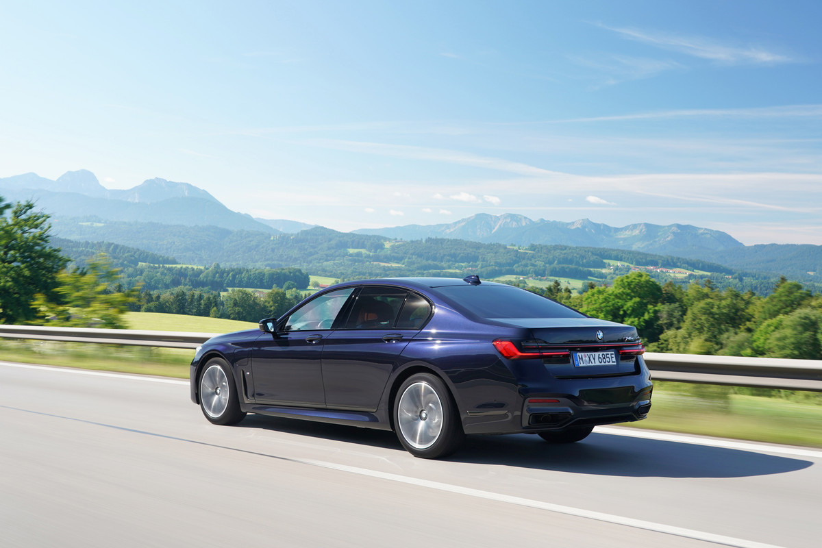 P90395694_highRes_the-bmw-745e-08-2020