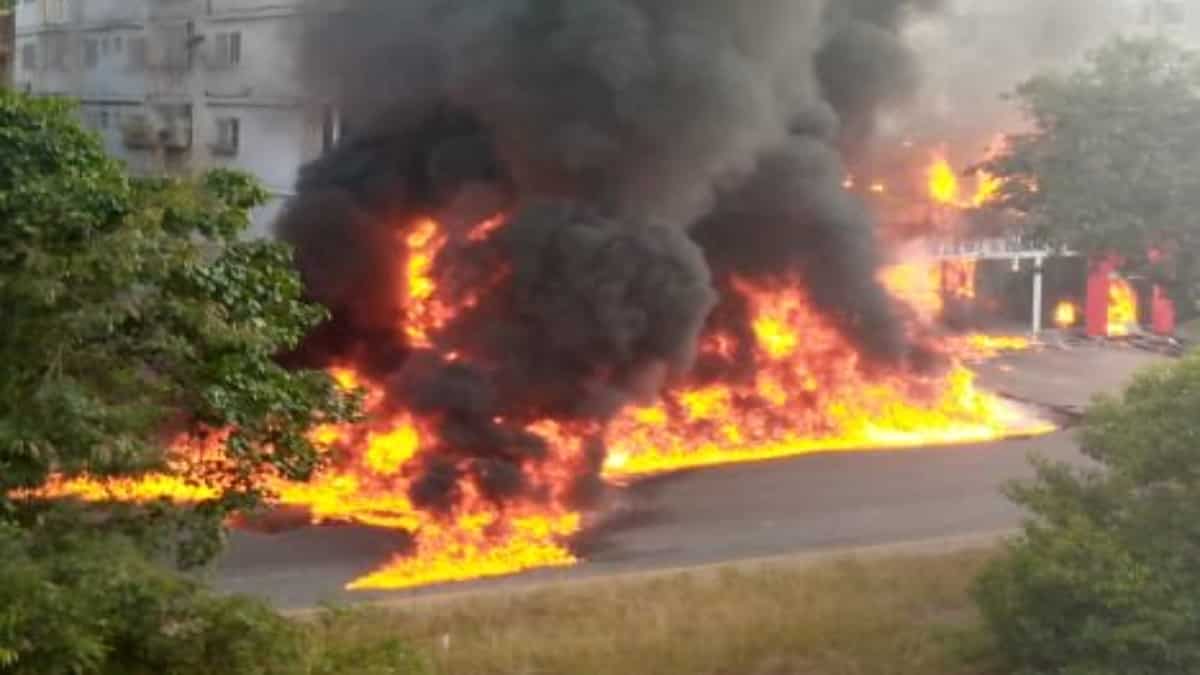Bomberos de Venezuela rescatan a 11 personas de un incendio en Caracas
