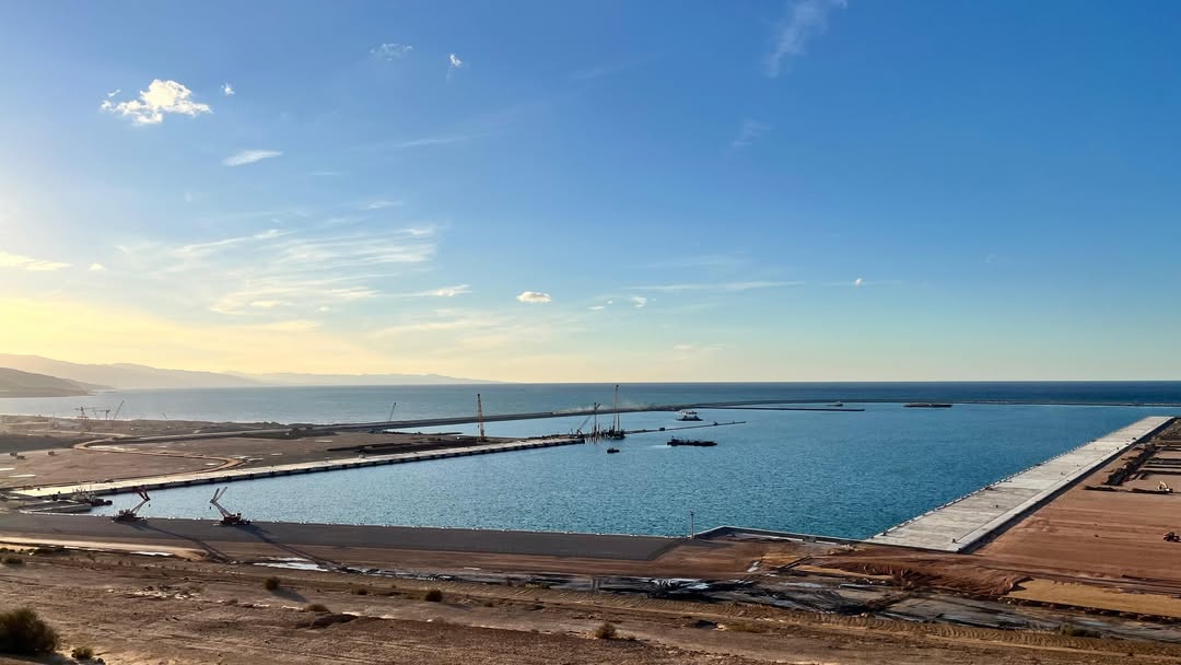 Dans-l-apres-midi-du-vendredi-21-novembre-2025-une-delegation-d-operateurs-economiques-particip-(5)