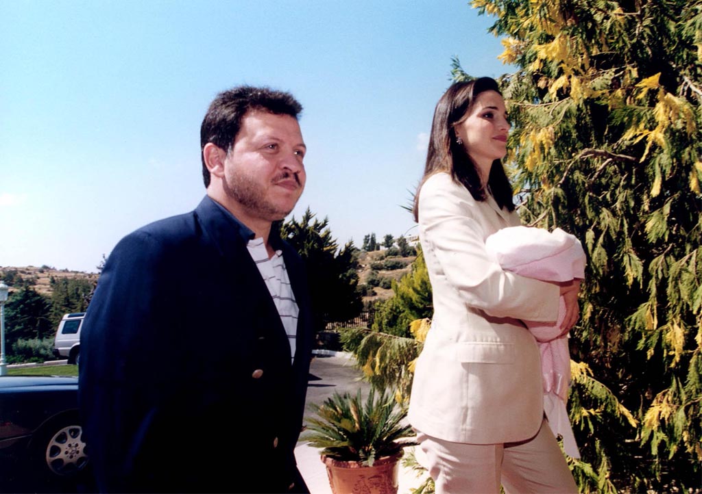 جلالة-الملك-عبد-الله-الثاني-وجلالة-الملكة-رانيا-مع-المولودة-الجديدة-سمو-الأميرة-سلمى