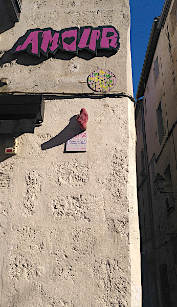 Solitude : chaussure sur le mur d'une jeune femme tuée par son conjoint
