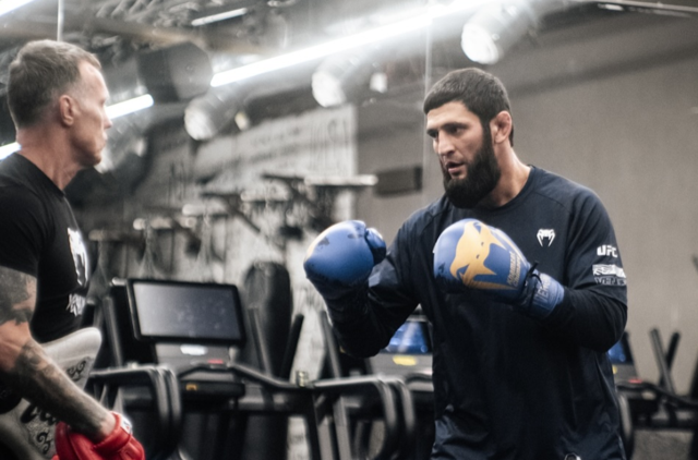 Дарън Тил намекна: Чимаев излиза за титлата срещу Дю Плеси