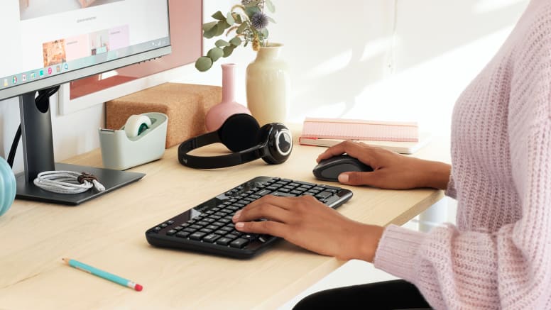 Mouse Logitech M317 Wireless en un entorno de oficina.