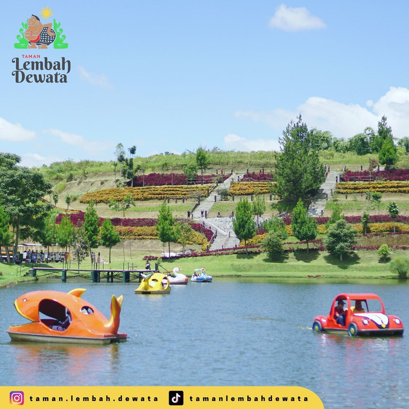 Suasana asri di sekitar Taman Lembah Dewata, tempat wisata di Lembang, Bandung.