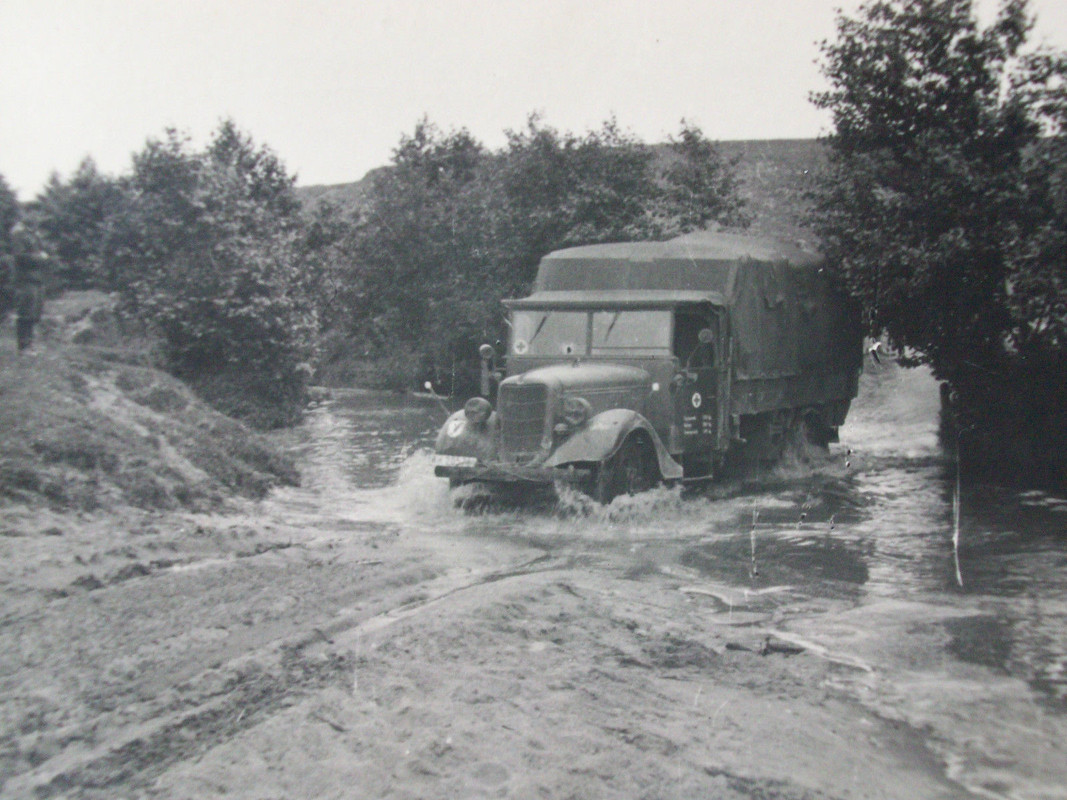 Sanitätseinheit , LKW Ford V8-51 des Heeres , Fr