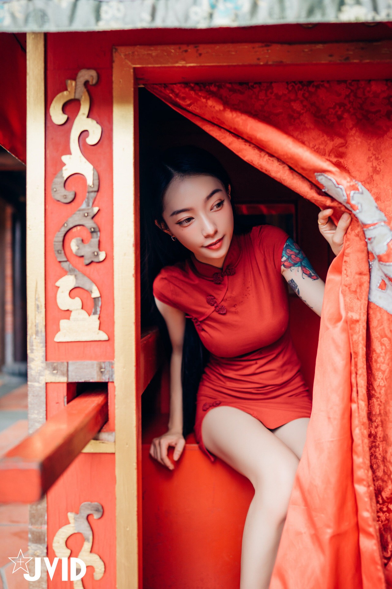 jvid 露出 色色旗袍写真，复古窗边的红衣纹身女孩插图8