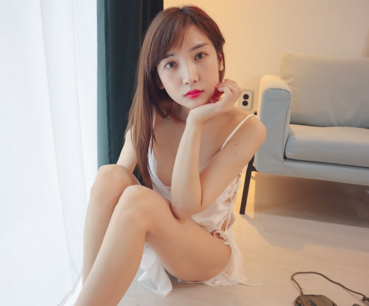 Leezy (이지)《红色蕾丝睡衣》写真照，性感优雅的气质美女插图5