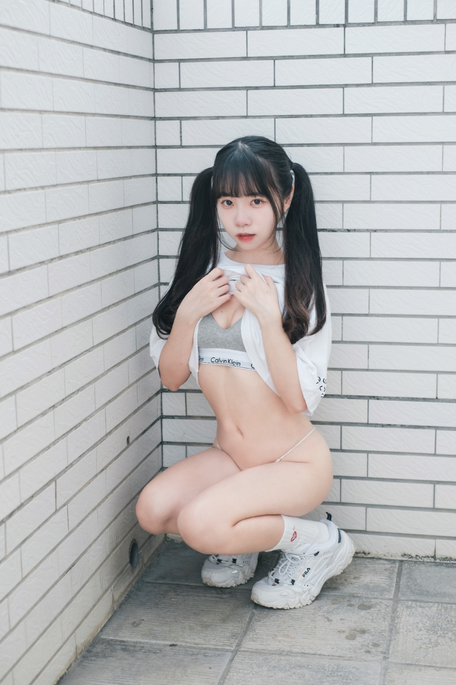 可可小白兔 捕獲一隻沒穿褲褲の小白兔🐰 写真集 – 私房主题 高清图集 [30P-94MB]插图8