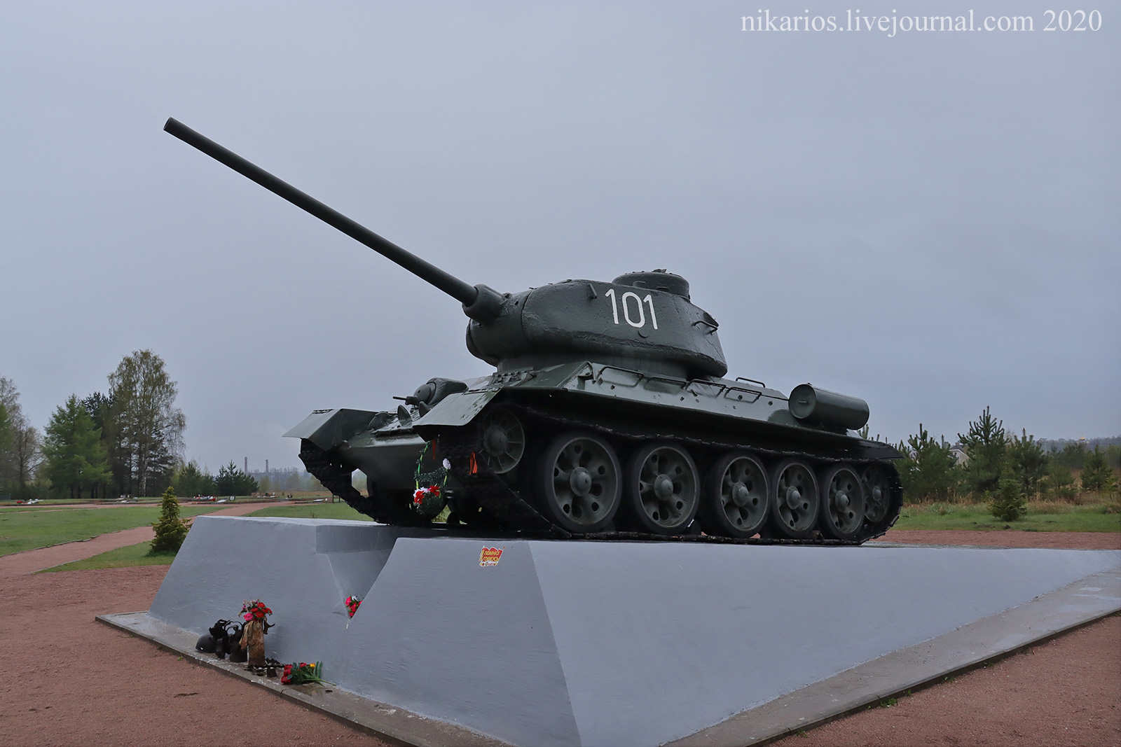 Танк 300 купить иркутск. Мемориал с танками. Танк 300. Tank 300 черный. Санкт-Петербург танки памятники.