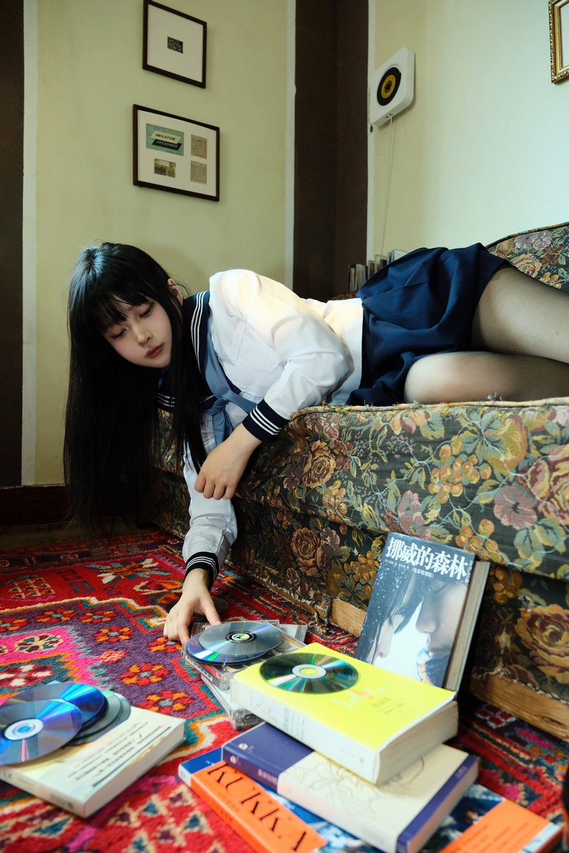 白莉爱吃巧克力 闺房JK 制服写真【20P｜150MB】插图7