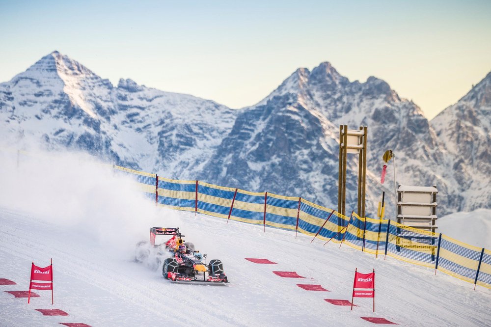 макс-ферстаппен-мчит-по-снегу