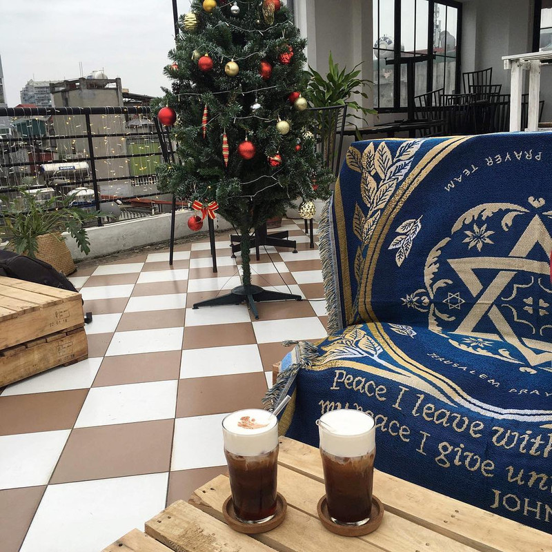 Mê mẩn 8 QUÁN CAFE DECOR GIÁNG SINH siêu lộng lẫy ở Hà Nội cho các tín đồ sống ảo - ảnh 55 me man 8 quan cafe decor giang sinh sieu long lay o ha noi cho cac tin do song ao - anh 55